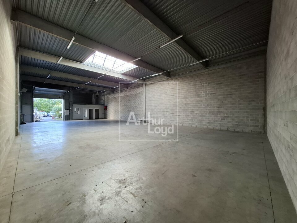 LOCAL D'ACTIVITE<br>ENTREPOT à Louer<br>SAINT THIBAULT DES VIGNES - 