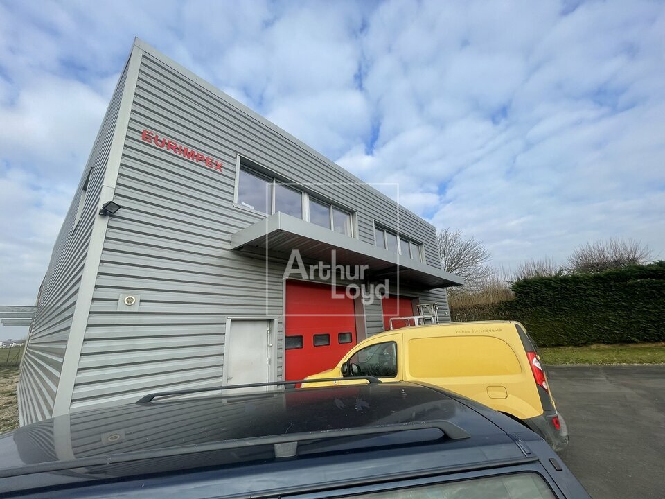 LOCAL D'ACTIVITE<br>ENTREPOT à Vendre<br>MONTEREAU SUR LE JARD - 